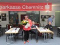 Schmidt Frau Rother nimmt Auszeichnung entgegen klein