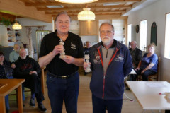 Manfred Jandke und Wilfried Glaser mit den Pokalen des Burgermeisters