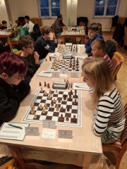 Jugendtisch in der Mitte des Spielsaals